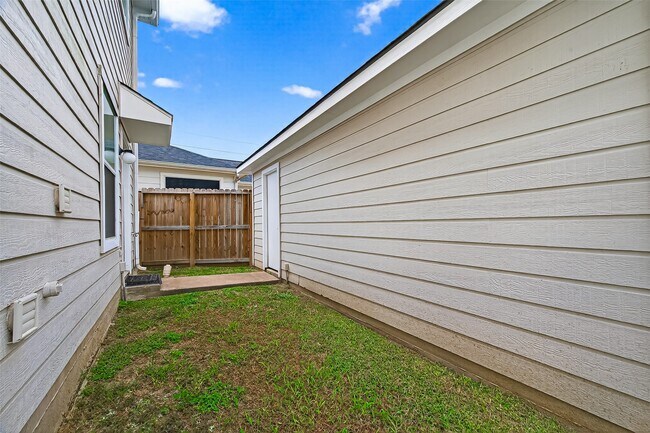 Building Photo - 6343 Settlers Square Ln