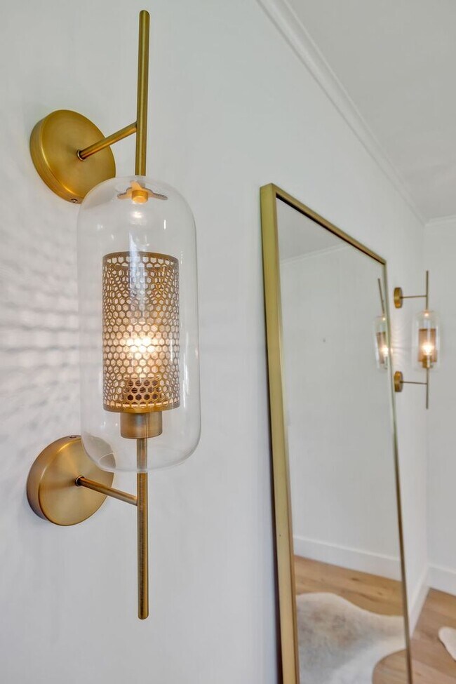 Building Photo - Beautifully furnished short-term rental in Historic Downtown Franklin!