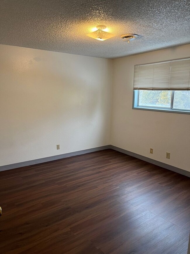 Building Photo - 2 Bedroom, 1 Bathroom Upstairs Apartment - Moyina Heights