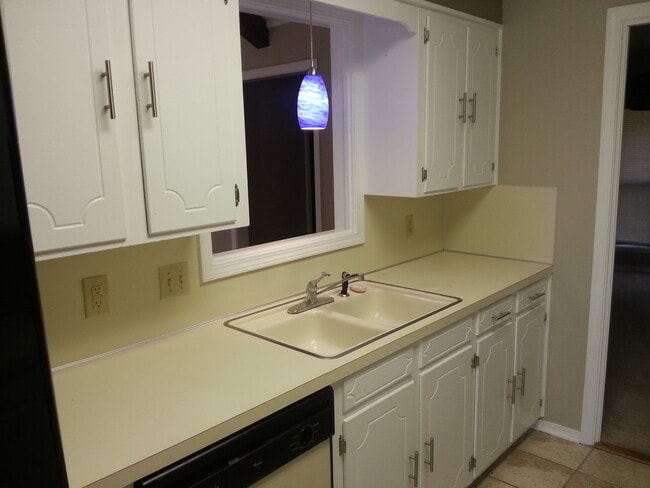 Building Photo - 5415 Bayou Dr