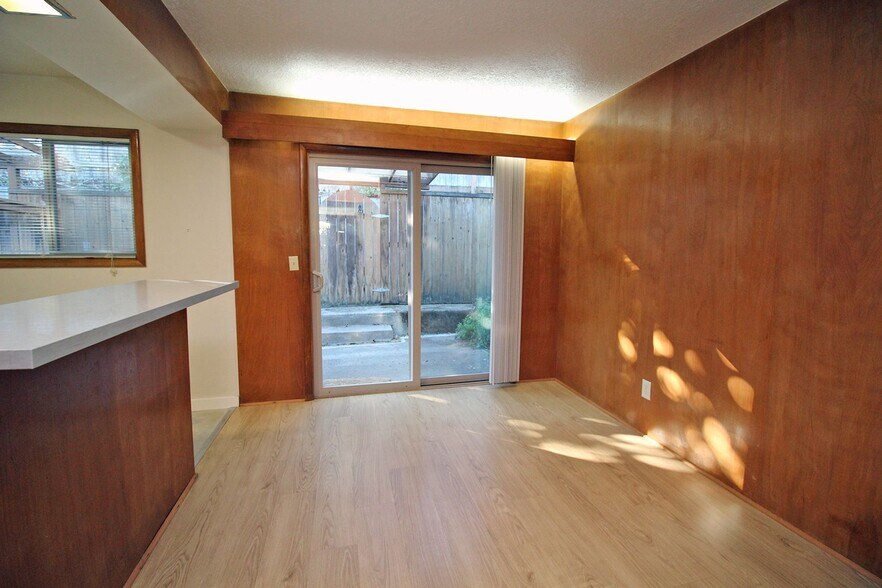 Building Photo - 3200-3236 SW Marigold St