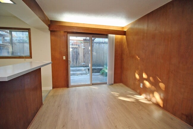 Building Photo - 3200-3236 SW Marigold St