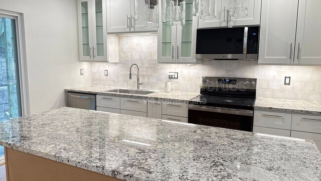 Building Photo - 240 Mcgregor Ave