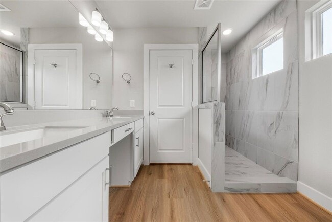 Building Photo - 1220 E 33rd St