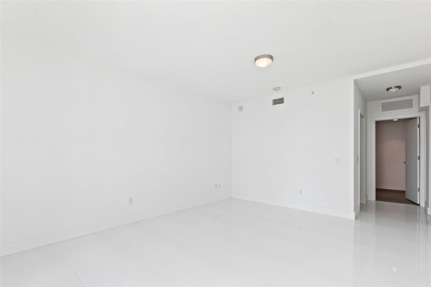 Building Photo - 1080 Brickell Ave