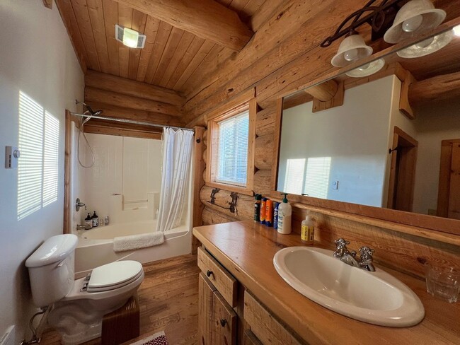 Building Photo - Fully Furnished Cabin with great views. Lo...