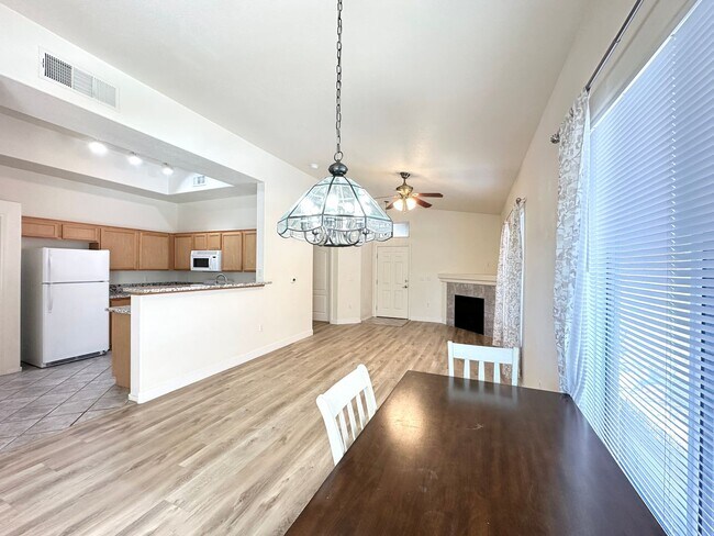 Building Photo - 2305 W Horizon Ridge Pkwy
