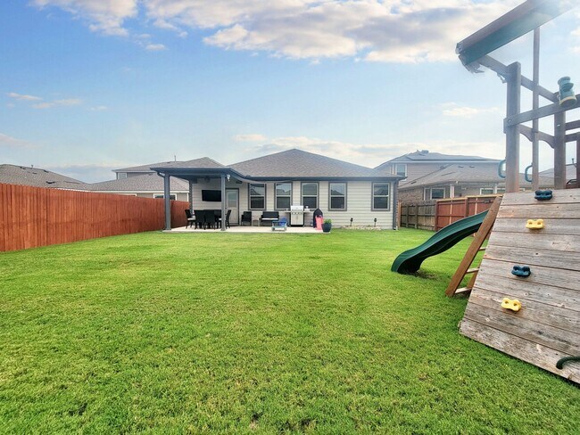 Building Photo - Beautiful 4 Bed / 2.5 Bath Home in Pfluger...