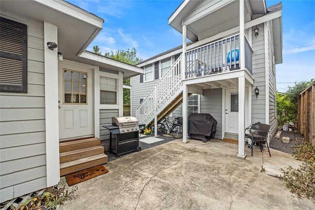 Building Photo - 813 Alexander St