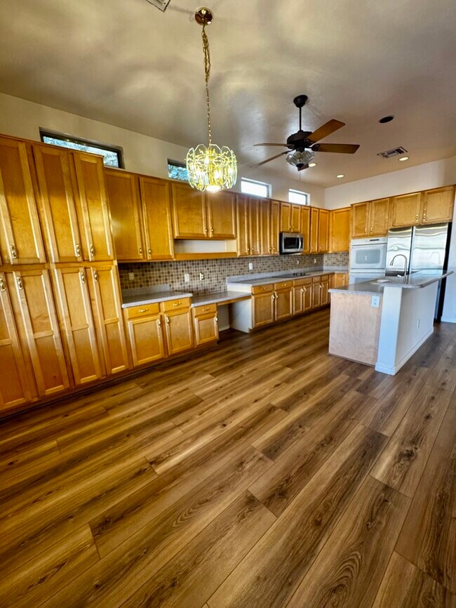 Building Photo - FOR RENT