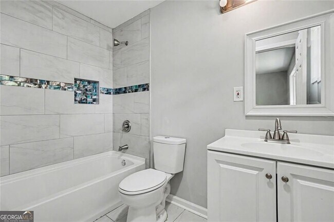 Building Photo - 2952 N Dekalb Dr