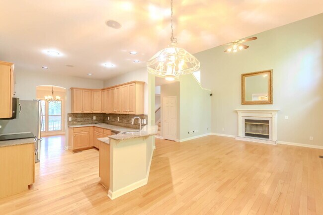 Building Photo - 5 Bedroom Home in Hermitage! Backs Up To T...