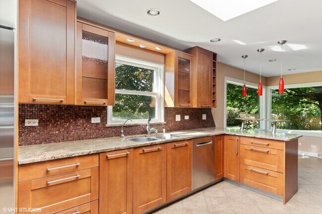 Building Photo - 2230 White Oak Dr