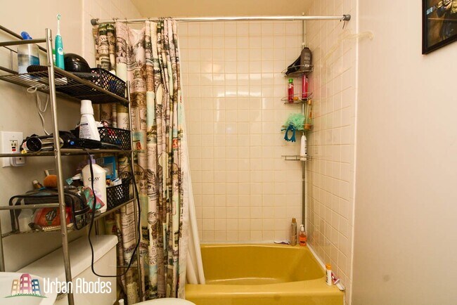 Building Photo - 2030 N Oakley Ave