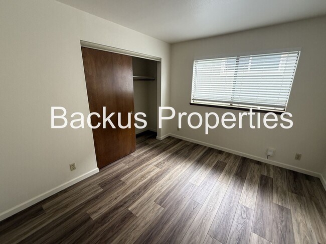 Building Photo - 529 Laine St