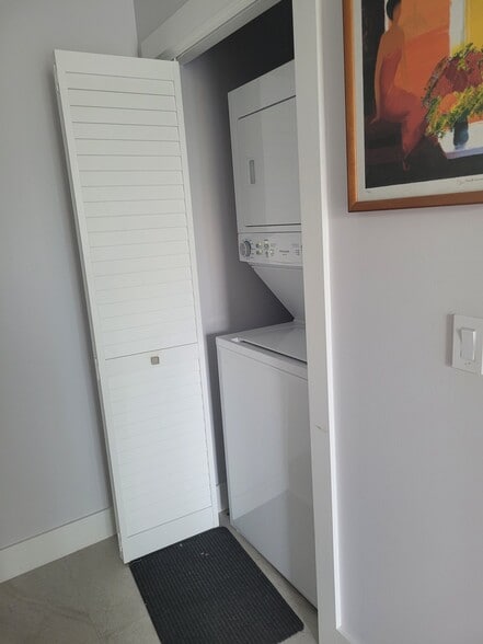 Building Photo - 115 Arctic Ave