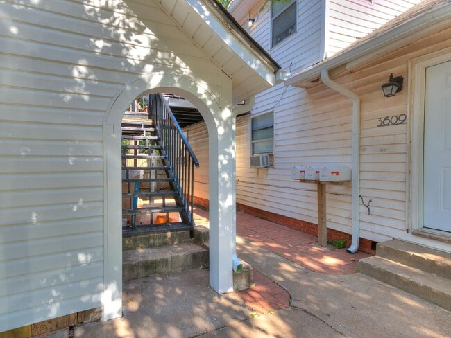 Building Photo - Newly Remodeled 2 Bed, 1 Bath Apt in Near The Paseo