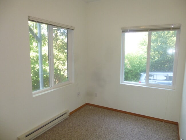 Building Photo - Wonderful secluded home
