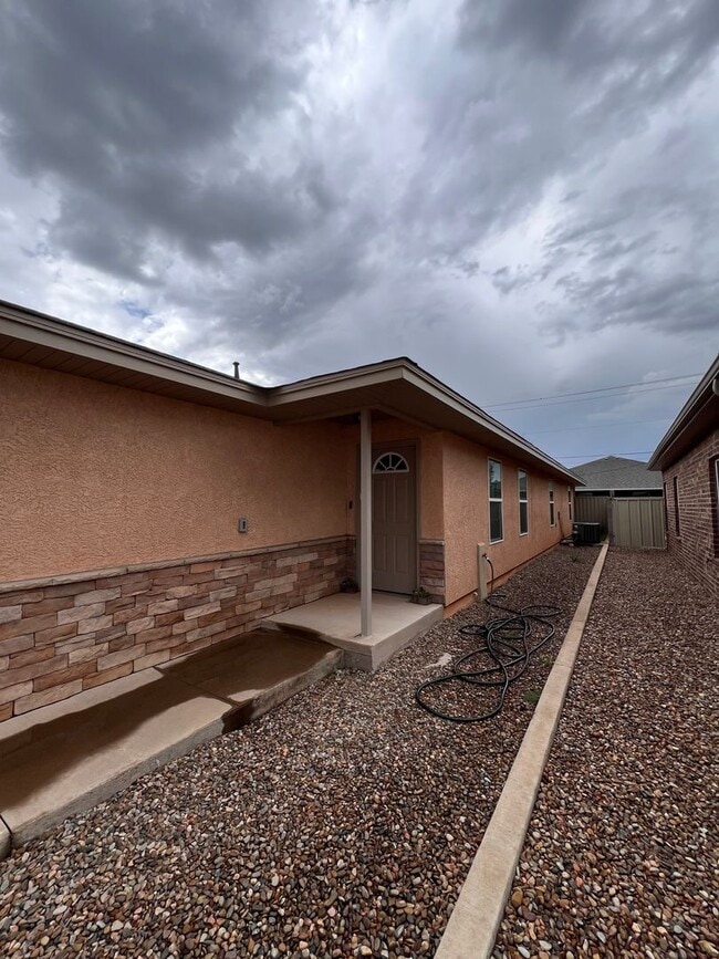 Primary Photo - Spacious 3 bedroom home !