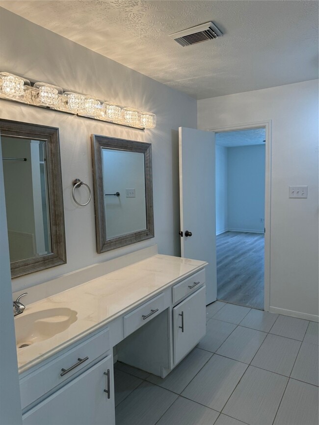 Building Photo - 17011 Macleish Dr