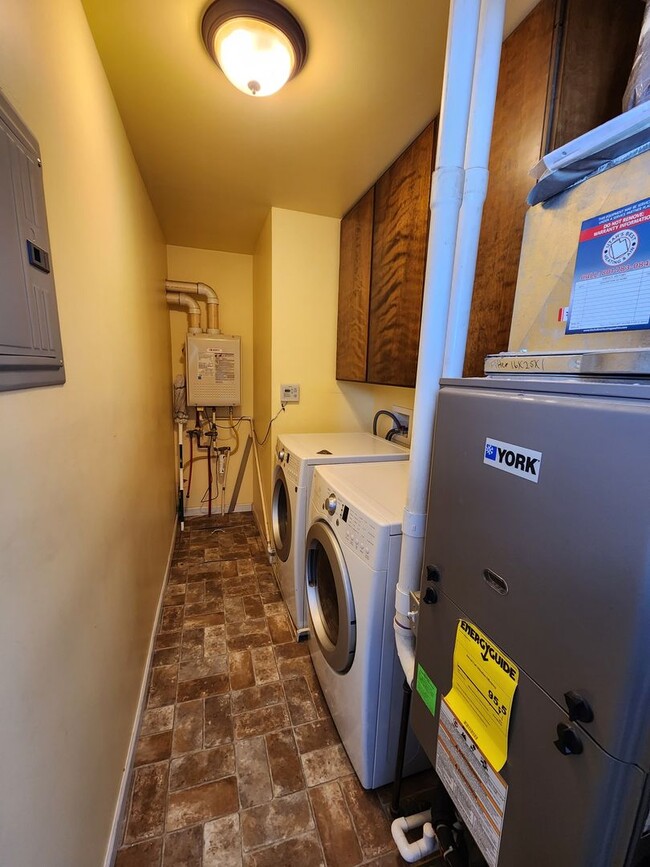 Building Photo - Darling remodeled 2 bdrm house w/ fenced y...