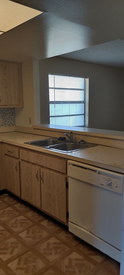 Building Photo - CORAL GARDENS 2 BEDROOM CONDO