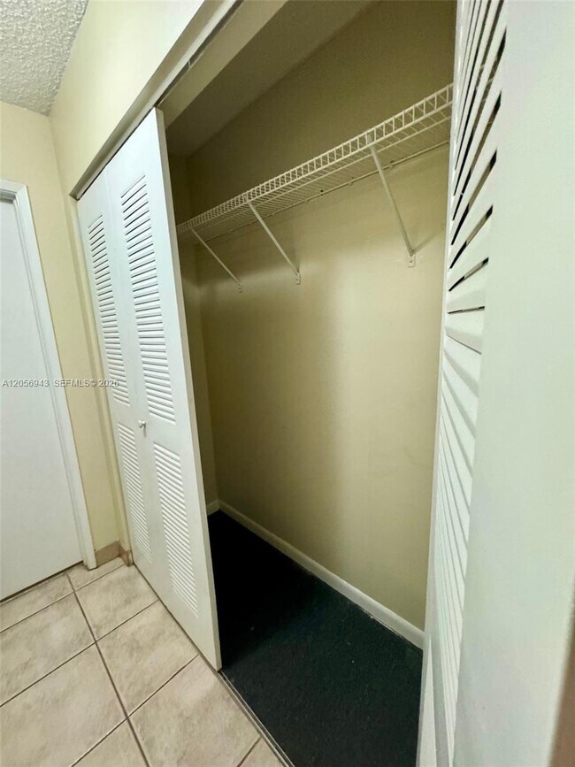 Building Photo - 9945 Nob Hill Ct