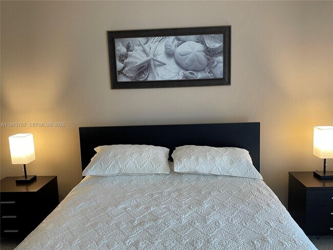 Building Photo - 2625 Collins Ave