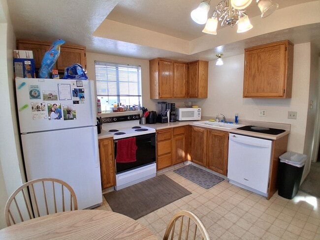 Building Photo - 565 N 300 E