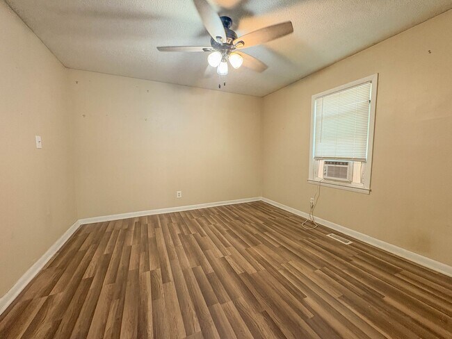 Building Photo - Coming Soon! 3 Bedroom 2 Bathroom- Pets Allowed!