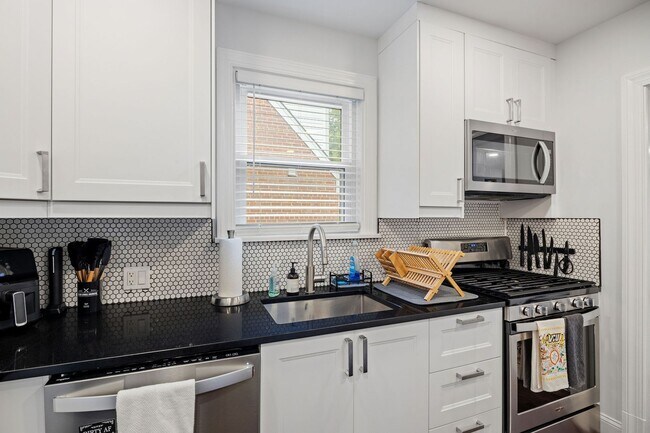 Building Photo - Beautiful 4 Bedroom Home off Of Cutshaw Ave! ***Available Early August 2026***