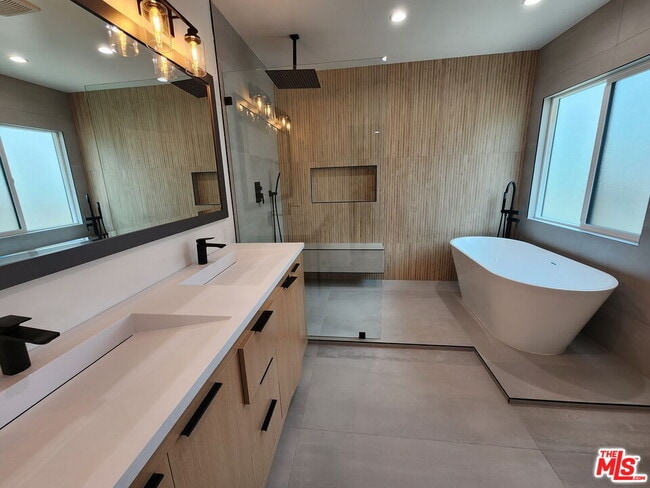 Building Photo - 6121 Sylvia Ave