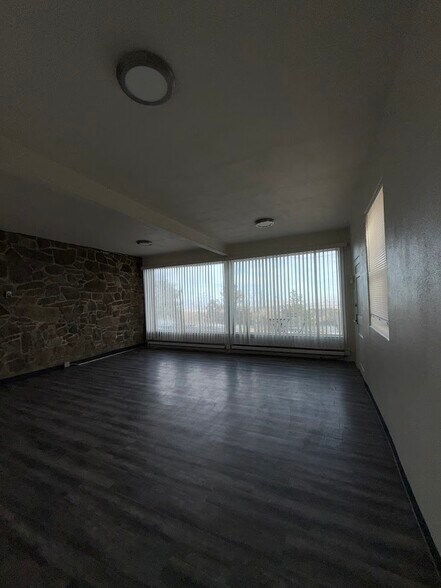 Building Photo - 1559 S Lininger Dr