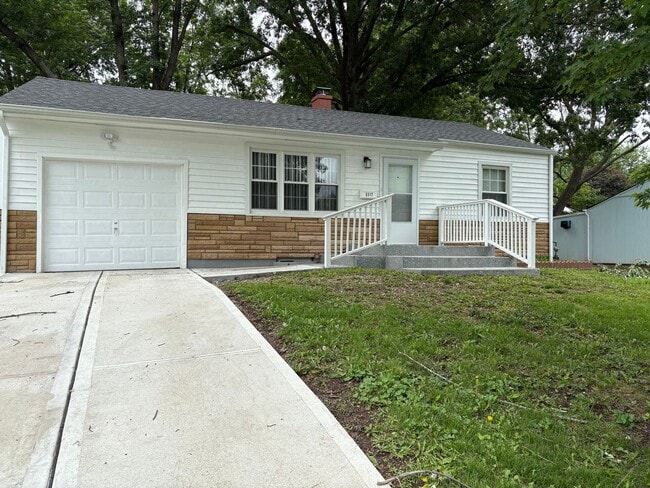 Building Photo - Beautiful 3 Bed / 2 Bath Updated Bungalow with Large Fenced Yard and Brand-New Deck