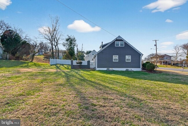 Building Photo - 2403 Kingsway Rd