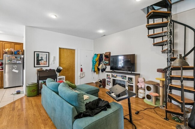 Building Photo - Well-maintained 2-bedroom, 1-bath bi-level apartment | Washington Square West
