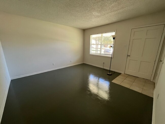 Building Photo - Renovated 3 Bedroom 1.5 Bath Home for Rent!