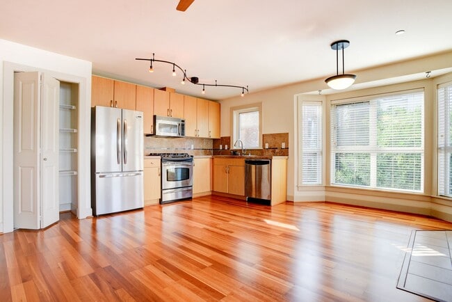 Building Photo - Elegant North Capital Hill Boutique securi...