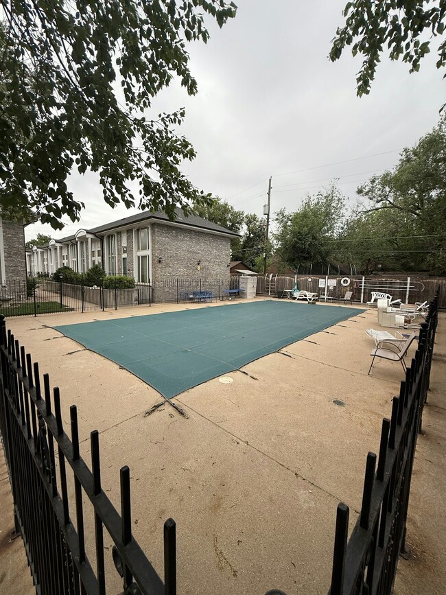 Building Photo - 725 N Stackman Dr
