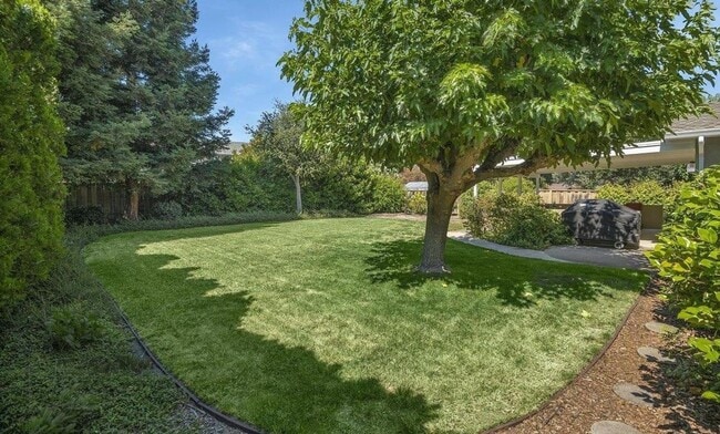 Building Photo - Charming Silvergate Home with Stunning Bac...