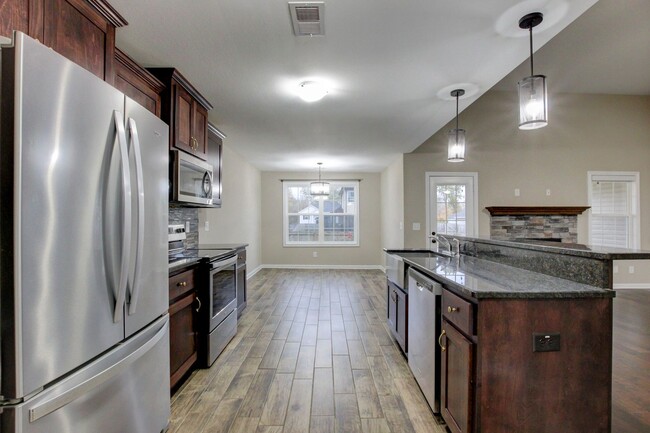 Building Photo - Fresh and Clean 3 bed 2 bath.  Sweet layout!