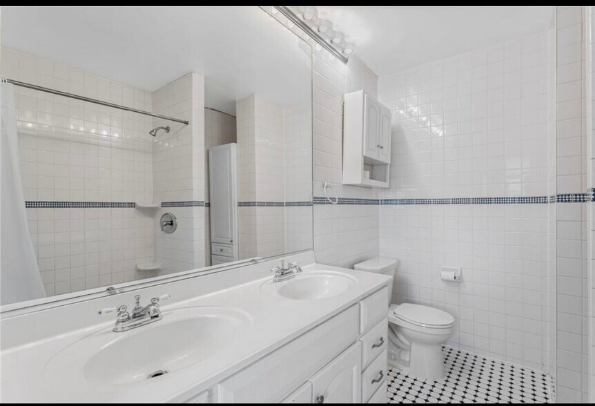 Building Photo - 1913 Saint Paul St