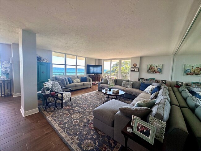 Building Photo - 1147 Hillsboro Mile