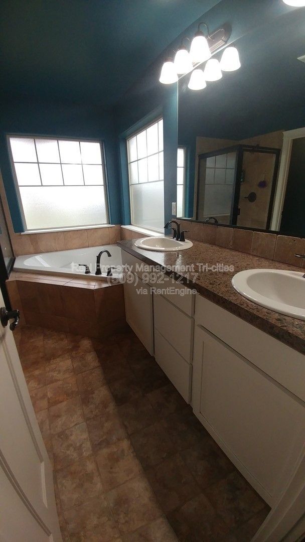 Building Photo - 605 Pradera Ct