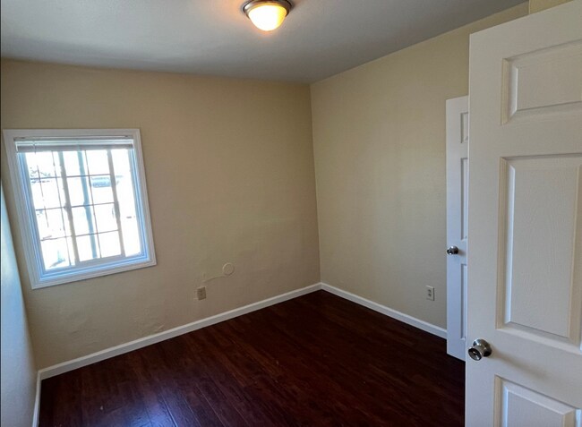 Building Photo - 402 Bissell Ave