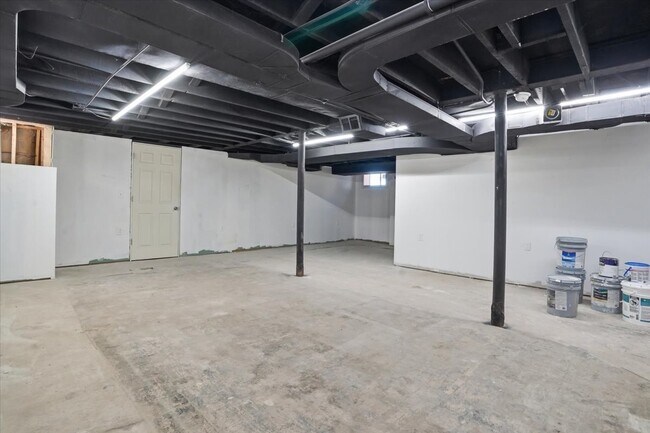 Building Photo - 297 E Lakeview Ave