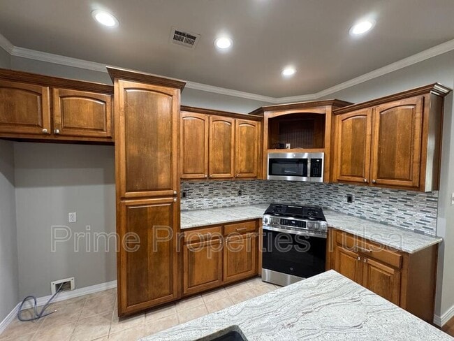 Building Photo - 528 North Willow Pl W