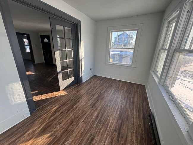 Building Photo - 1507 Main-E