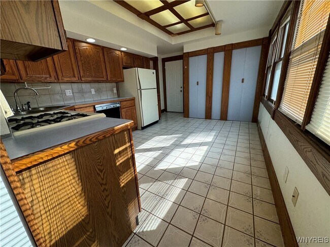 Building Photo - 401 Parkside Ave