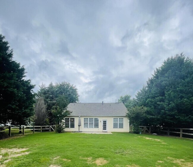 Building Photo - 156 Largess Ln